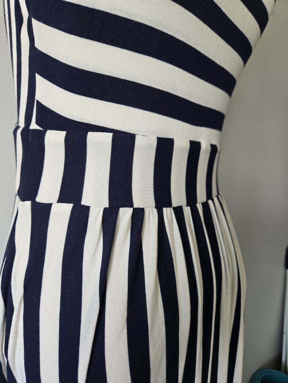 Boden Olympia Jersey Navy and White Vertical Stripe V-Neck Maxi Dress. Size 6 - Picture 7 of 11